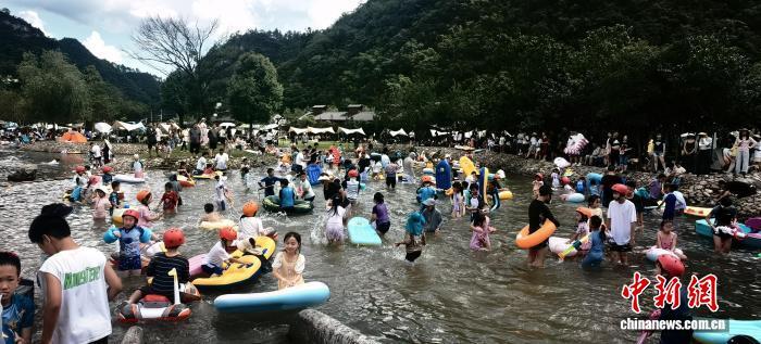 资料图：贵阳市乌当区陇脚村童梦溪田玩水区颇受游客欢迎。　陈曦 摄