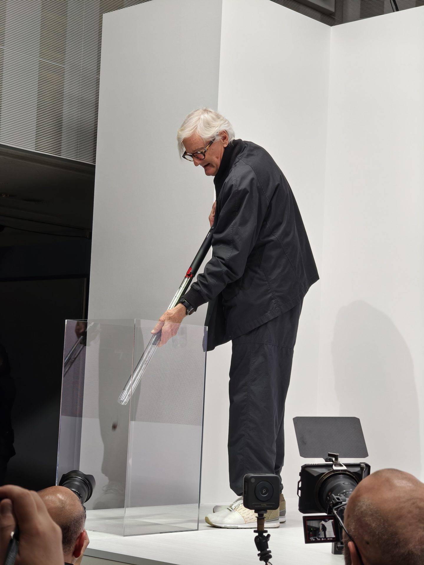 戴森发布 PencilVac:吸尘器,终于变成了扫帚模样