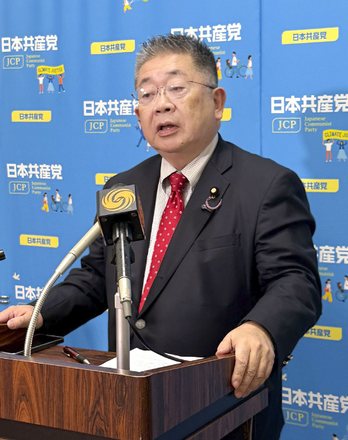 当地时间11月17日,小池晃在记者会上讲话。图源:日媒