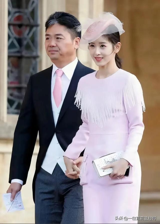31岁章泽天现身香港画展,三胎妈妈根本没有变化,依然美丽动人!