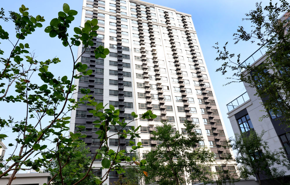 9月15日，上海市静安区谈家桥小区迎来首批回搬居民。这是当天拍摄的谈家桥小区高层住宅楼外景。新华社记者 方喆 摄