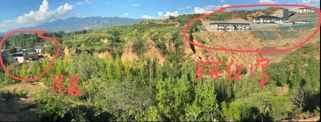 村民稱殯儀館距民居直線距離僅百余米(投訴人供圖)