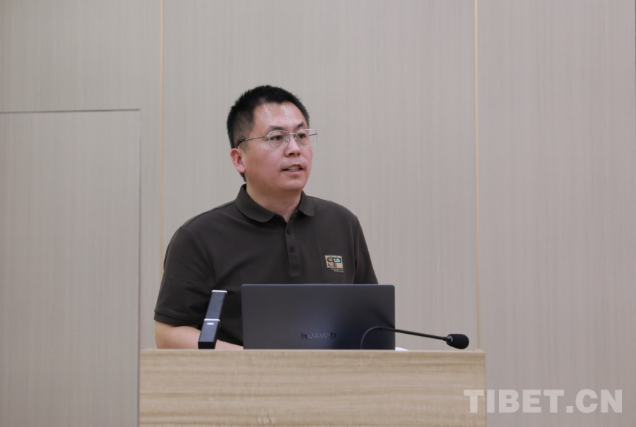 图为徐立江在研讨会上做主题发言 摄影:刘莉