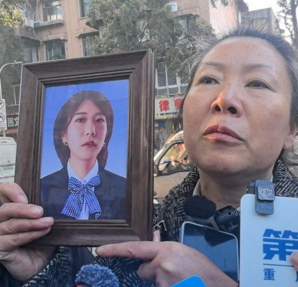 王女士多次展示女儿照片。图/九派新闻 杨冰钰