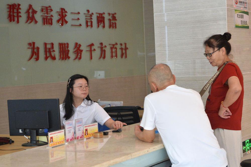 △2024年9月24日,工作人员在重庆沙坪坝区井口街道美丽阳光家园社区党群服务中心为市民服务。