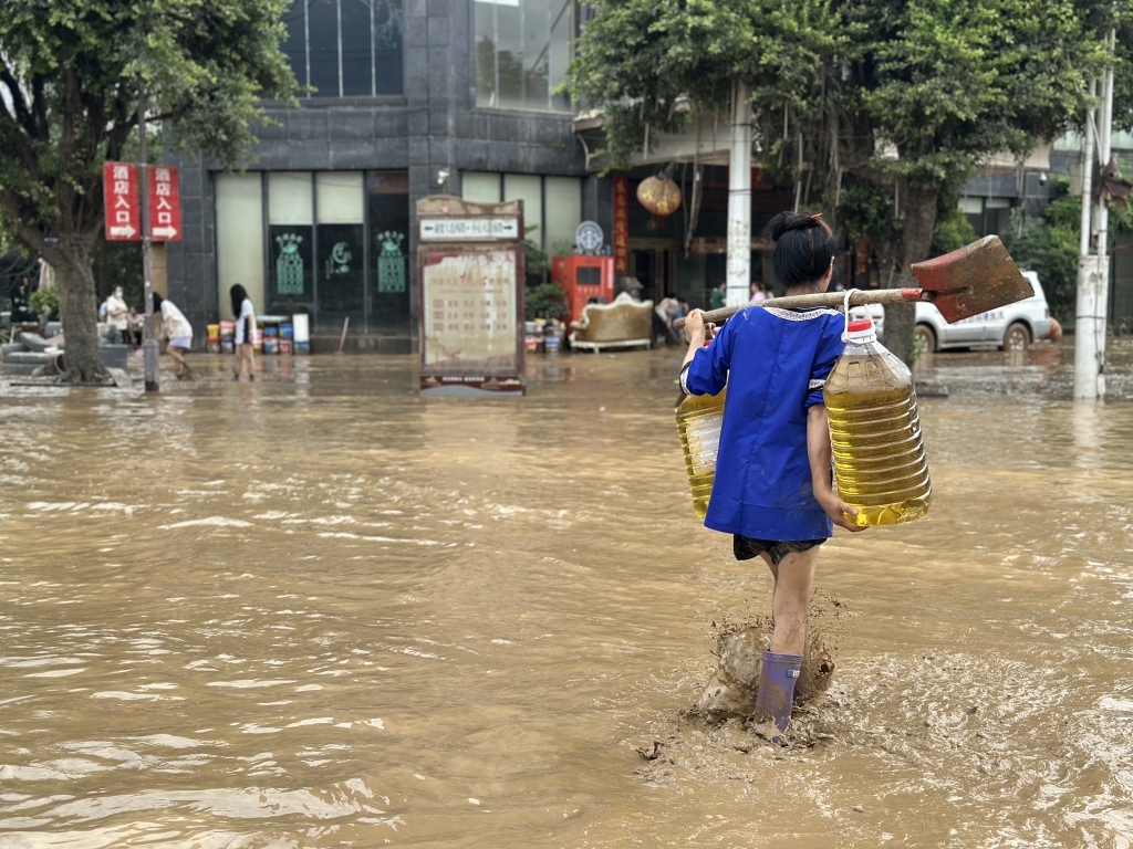 用铁铲当扁担转移生活物资