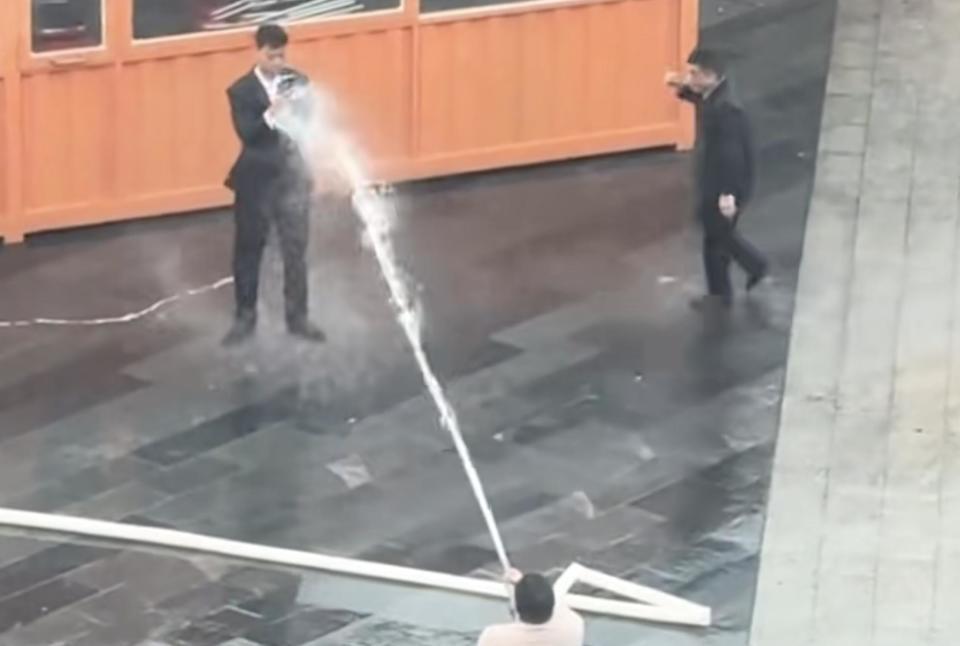 商业中心门人水枪互喷浑身湿透,目击者称疑为物业驱赶卖艺者,广州警方:已出警处置
