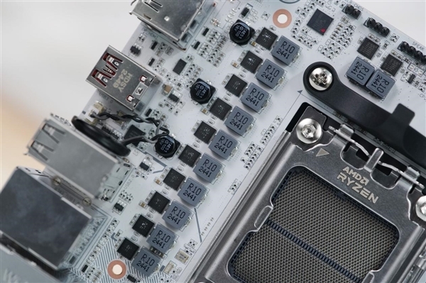 小巧迷你!七彩虹CVN B850I GAMING FROZEN V14主板图赏