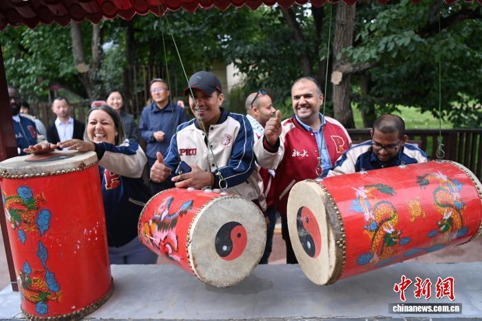 图为学员在皋兰什川古梨园体验兰州太平鼓　中新社记者　九美旦增　摄