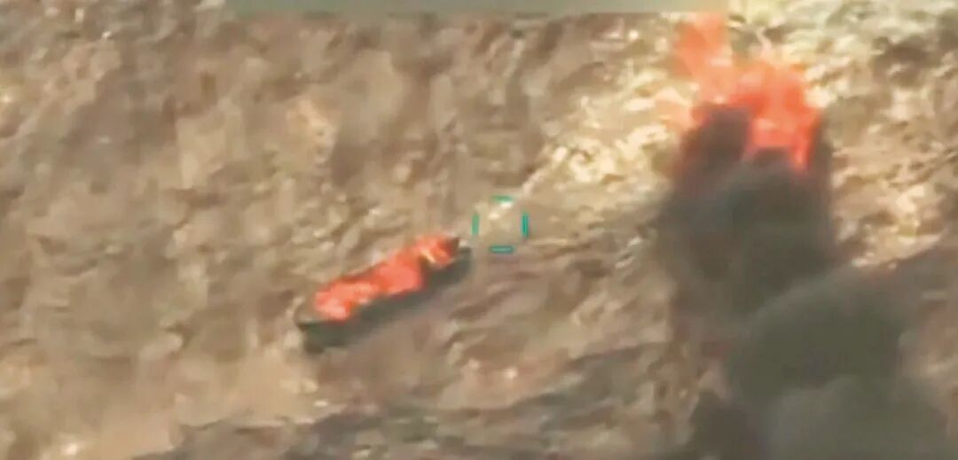 美军在委内瑞拉近海击中一艘涉嫌贩毒的快艇。(视频截图)