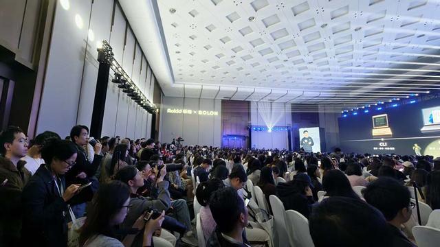 1500万次使用!日均佩戴8小时,同比增长800%,AI眼镜迎来“iPhone时刻”