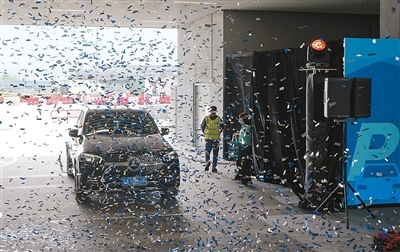 十一月十五日上午，香港机场管理局在香港口岸自动化停车场举办欢迎仪式，迎接“粤车南下”旅客。　　郭 辛摄（新华社发）