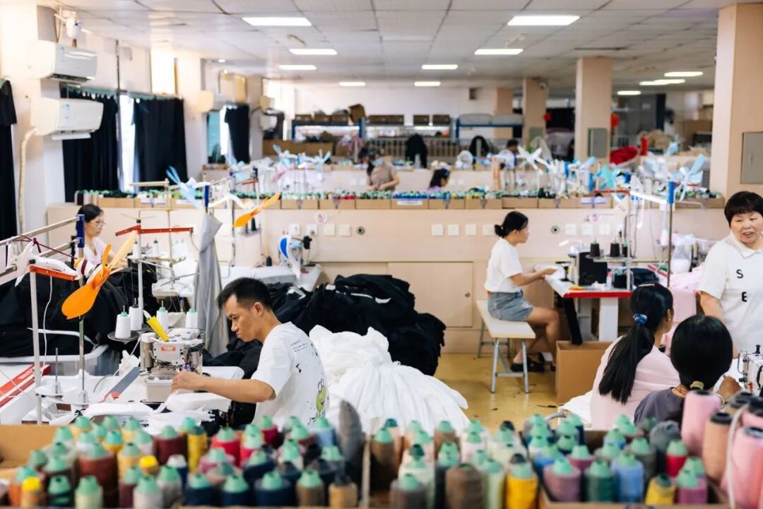 服装厂内,工人们正在工作 / 南风窗记者 郭嘉亮 摄