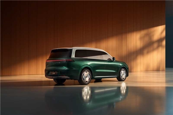 零跑家族最大SUV登场!零跑D19全球首秀:80度大电池全球增程第一