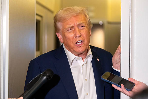 10月24日,美国总统特朗普乘坐“空军一号”飞往亚洲 视觉中国