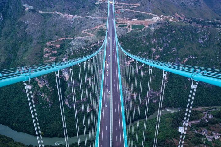 2025年9月28日，车辆行驶在贵州花江峡谷大桥上（无人机照片）。新华社记者 杨文斌 摄