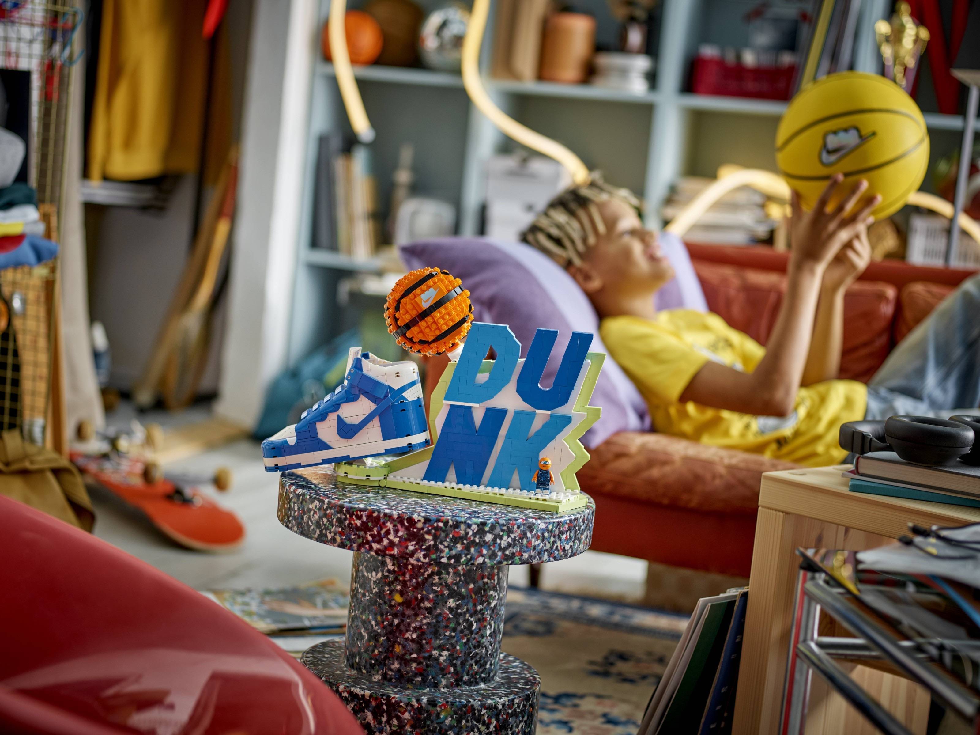 早报|马斯克曝下月交付 Model Y 自动驾驶版/红米登上全球最畅销手机榜/Labubu 海外火爆,泡泡玛特紧急喊停销售