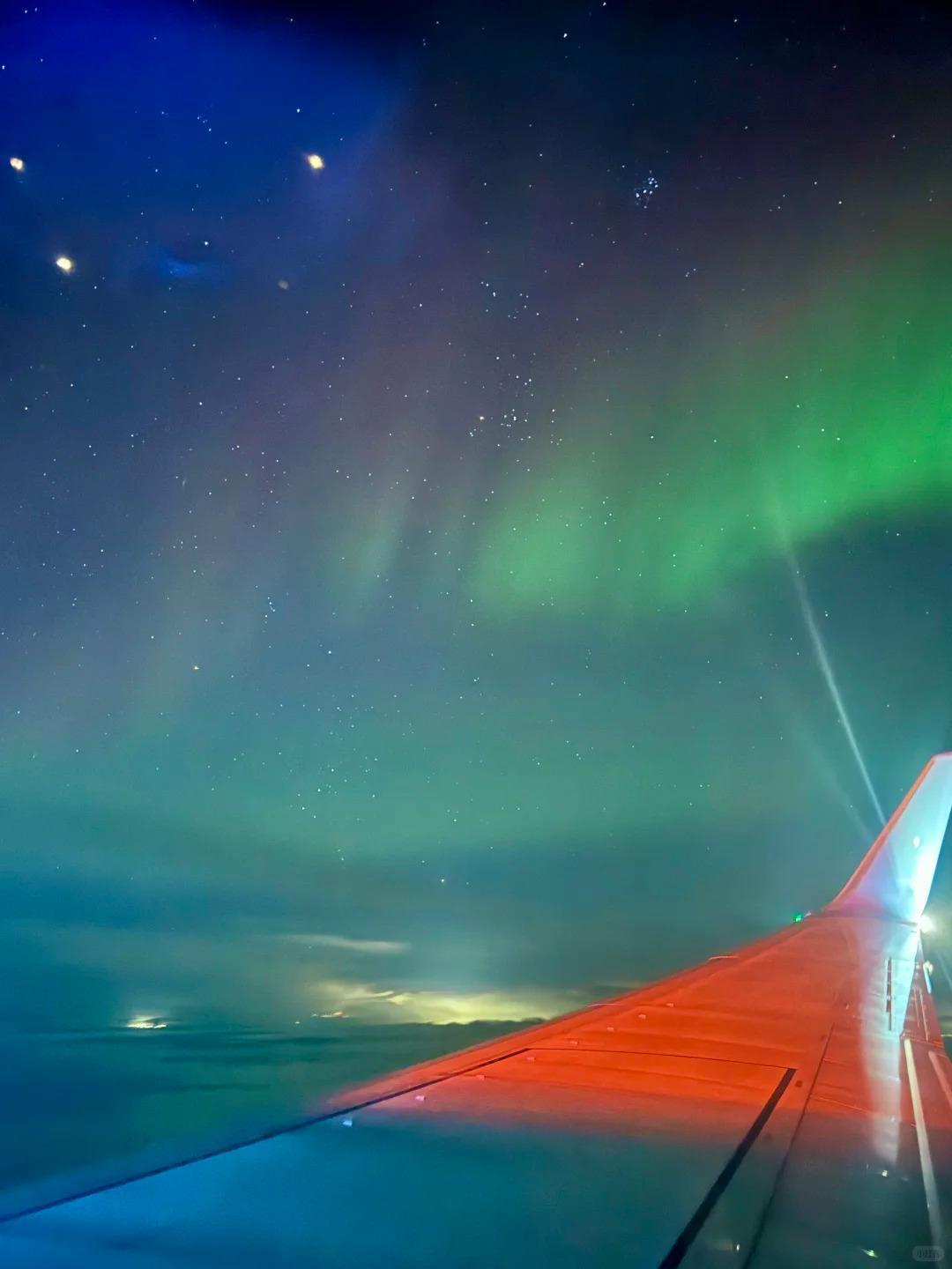 飞机窗外的北极光(图片来源:受访者社交账号)