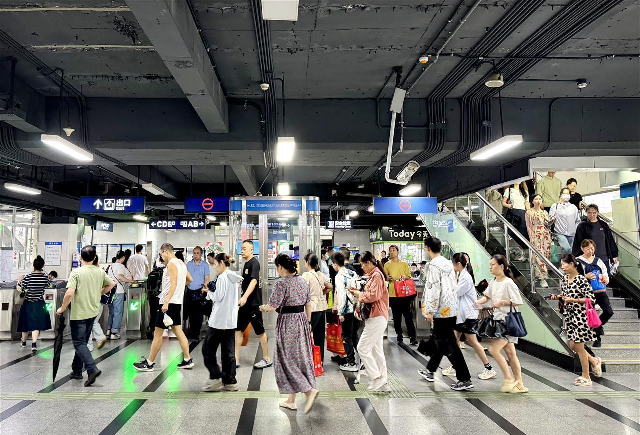 9日早高峰,1号线崇仁路站乘客有序出站 张文聪摄.jpg