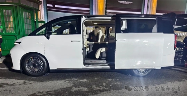 曾为劳斯莱斯设计车身：百年品牌全球首款4排8座纯电MPV上市