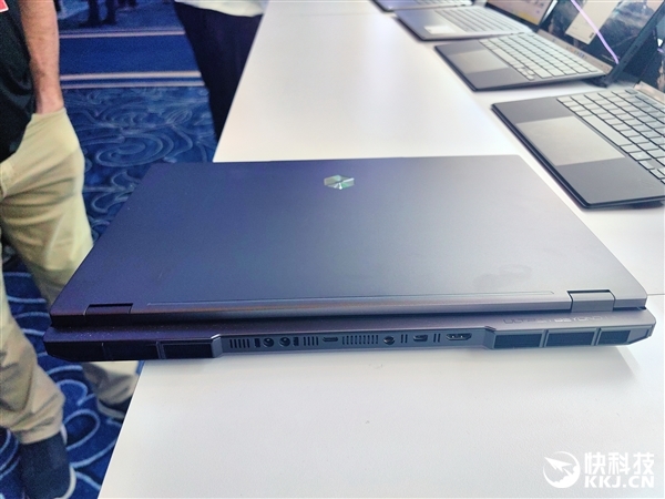 机械革命苍龙16 Ultra拥抱AMD锐龙9 9955HX:搭档RTX 5090双烤高达280W