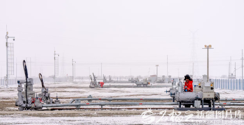 12月8日,新疆油田公司吉庆油田作业区员工在58号平台巡检。张睿 摄