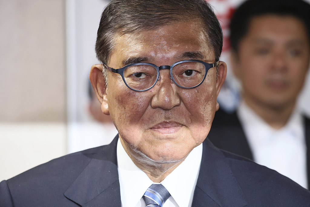 当地时间2025年7月23日,日本东京,日本首相石破茂在自民党总部与三位前首相会晤后,回答记者提问。 视觉中国 图