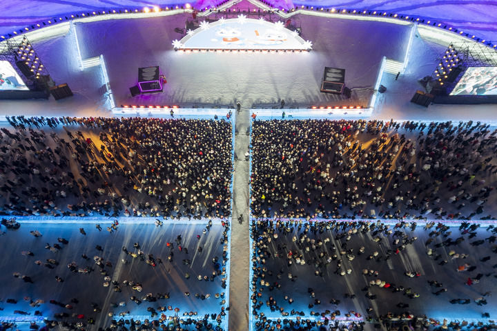 2025年1月31日，游客在哈尔滨冰雪大世界园区游玩（无人机照片）。新华社记者 张涛 摄