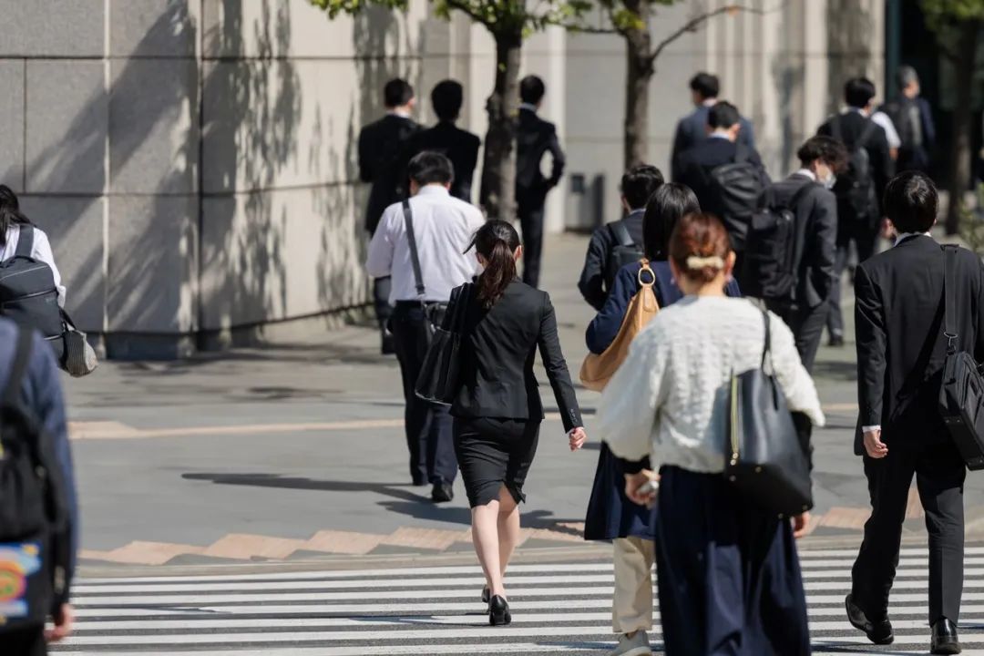 路上随处可见的35岁+上班族,又有多少人充满危机感?(图/图虫创意)