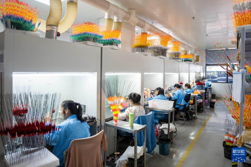 7月1日，在湖南临湘浮标特色小镇的临湘民间艺人钓具有限公司生产车间，工人在生产浮标。 新华社记者 余春生 摄