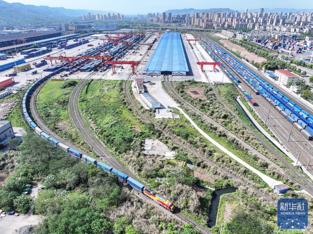 ↑ 4月20日，图定中亚班列在重庆团结村中心站顺利发车（无人机照片）。