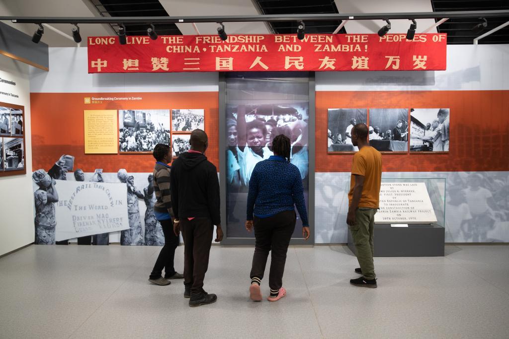 11月12日,在赞比亚坦赞铁路纪念园,几名当地人参观坦赞铁路纪念馆。新华社记者 彭立军 摄
