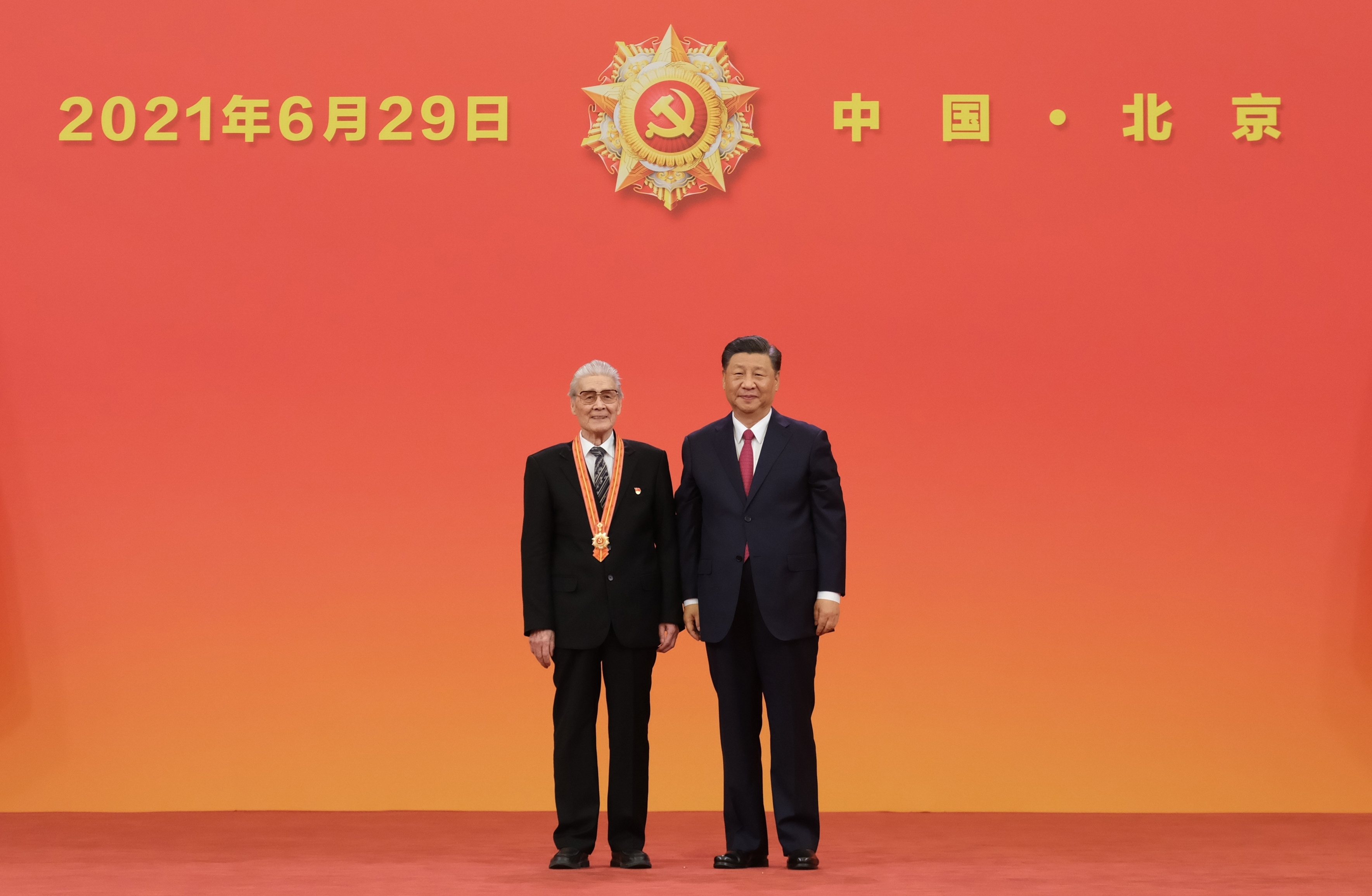 2021年6月29日，庆祝中国共产党成立100周年“七一勋章”颁授仪式在北京人民大会堂金色大厅隆重举行。中共中央总书记、国家主席、中央军委主席习近平向“七一勋章”获得者蓝天野颁授勋章。新华社记者 李学仁 摄