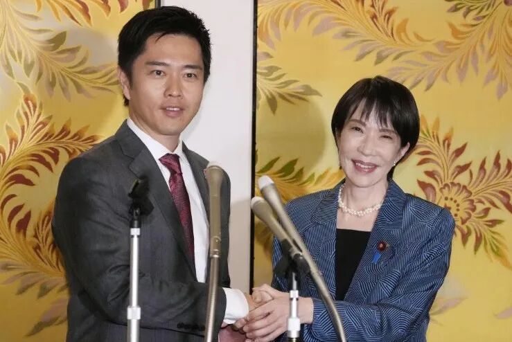 10月20日,在位于日本東京的日本國會,高市早苗與維新會黨首吉村洋文在記者會上握手。圖源:新華社