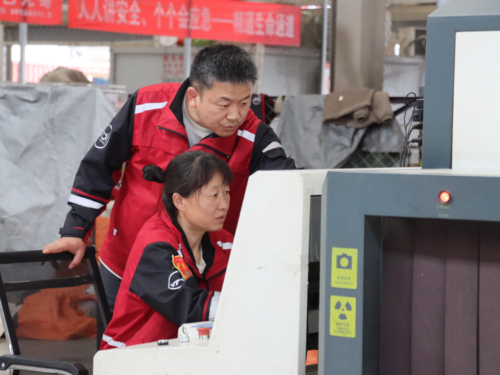 4月9日,李涛和同事在对快递包裹进行安全检查。(受访者供图)