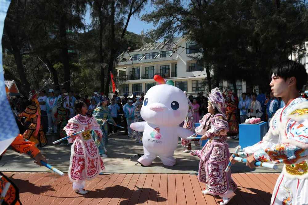 2025年11月16日，在第十五届全国运动会冲浪比赛颁奖仪式上，英歌舞和十五运吉祥物共舞。新华社记者 卢汉欣 摄