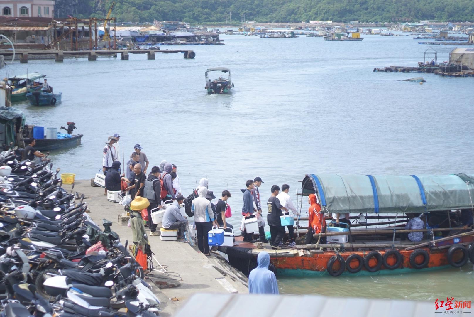 ▲9月26日，海陵岛，海钓者正排队上船，前往渔排钓鱼