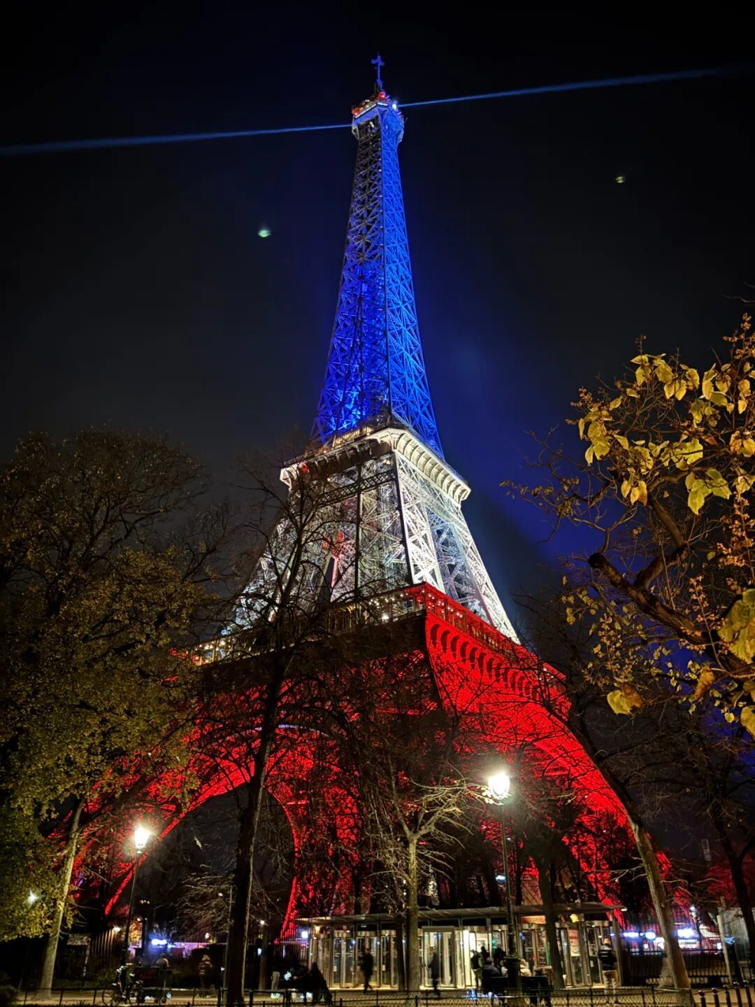 ▲ 埃菲尔铁塔11月12日晚点亮法国国旗颜色,以纪念巴黎恐袭10周年。(欧洲时报 记者马行健摄)