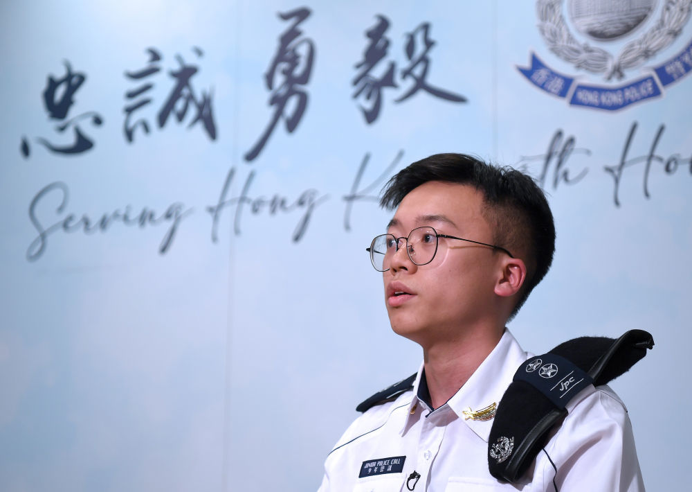 少年警讯金星得奖者张灏泓接受记者采访（5月15日摄）。新华社记者 陈铎 摄