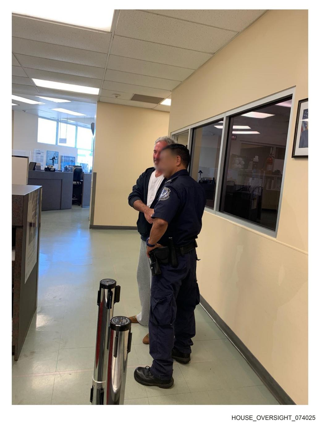 爱泼斯坦案档案公布前夕，民主党人再披露68张新照片