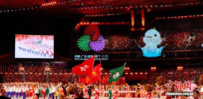 11月9日,第十五届全运会开幕式现场,粤港澳代表团一起入场。中新社记者 蔡敏婕 摄