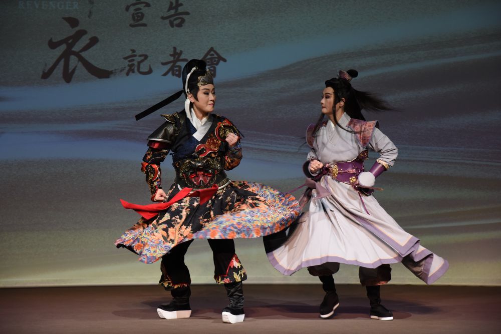 3月27日，台湾豫剧团演员在记者会上表演《锦衣》片段。新华社记者 刘斐 摄