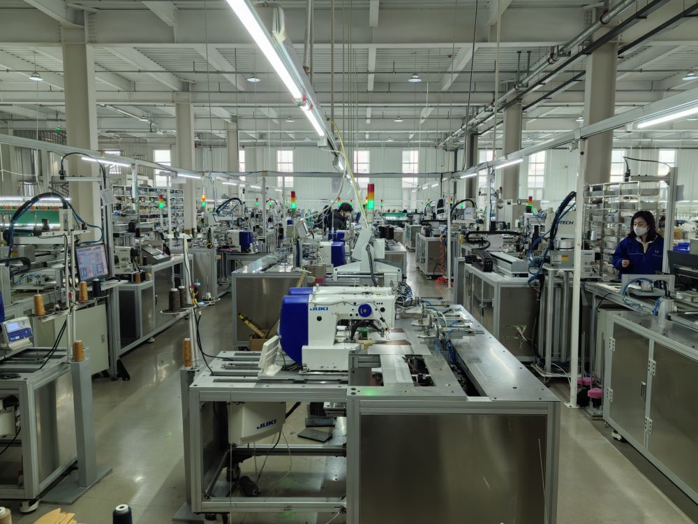 青岛前丰国际帽艺股份有限公司的智能制帽自动化生产线。新华社记者 王欢 摄