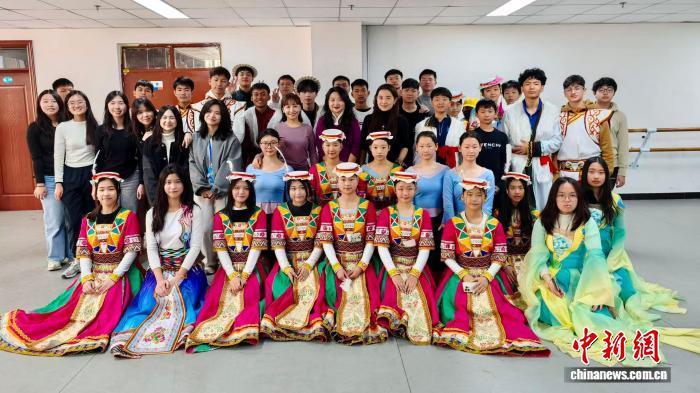 12月11日，甘肃陇南市，来自泰国、菲律宾、阿联酋的华裔青少年，与当地白马藏族青少年展开交流。李云霞　摄