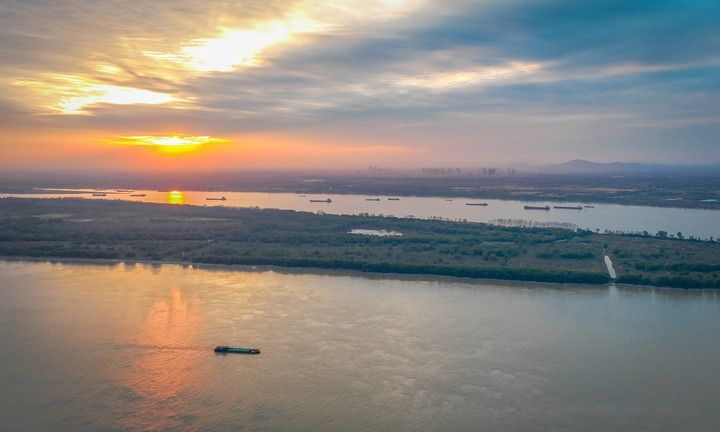 长江新济洲日落时分景色（2023年11月13日摄）。新华社记者 季春鹏 摄