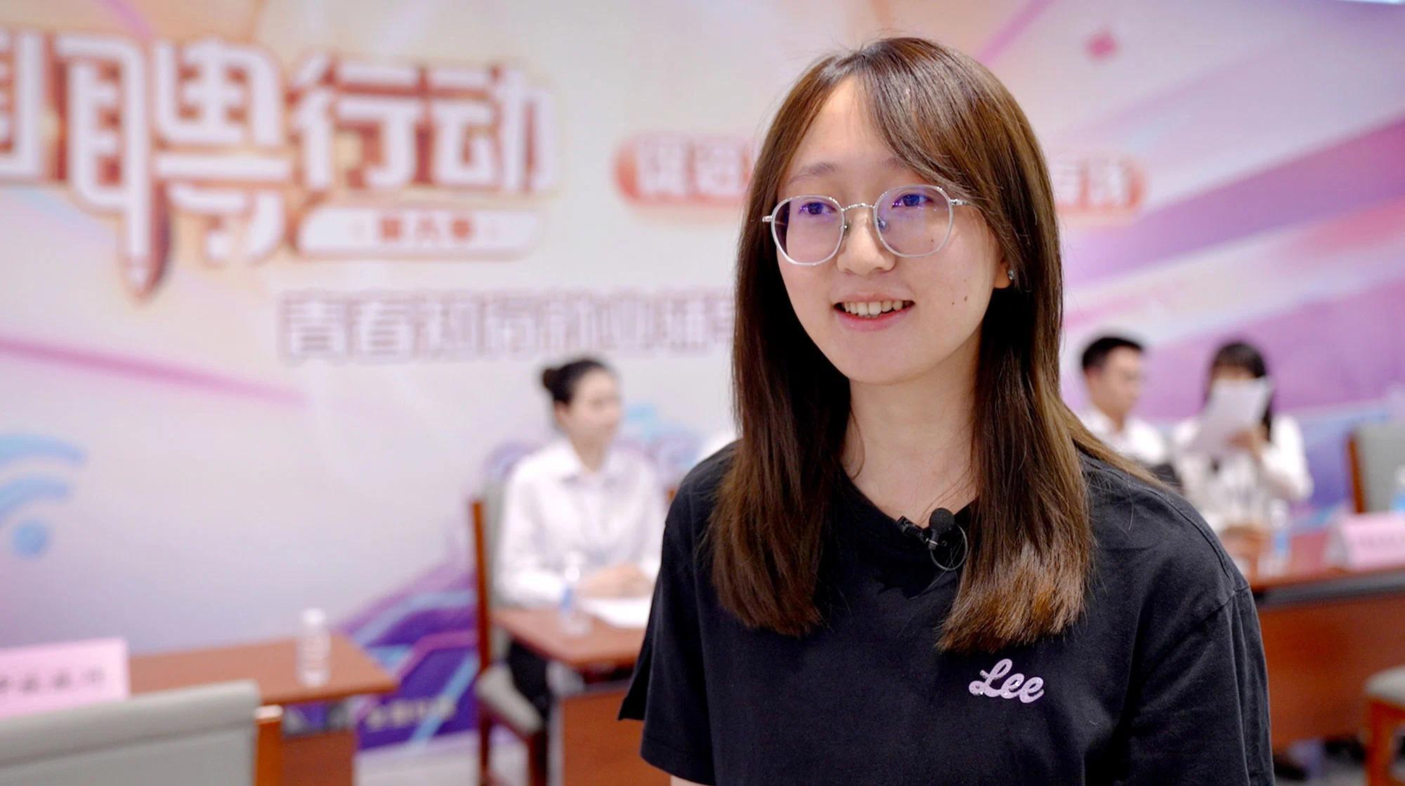 参加活动大学生接受采访