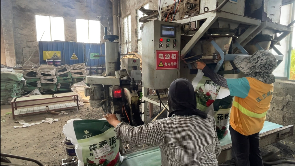 淮安沃隆农业科技有限公司厂房内,员工在打包装袋。本文图片均由 澎湃新闻影子调查队 摄