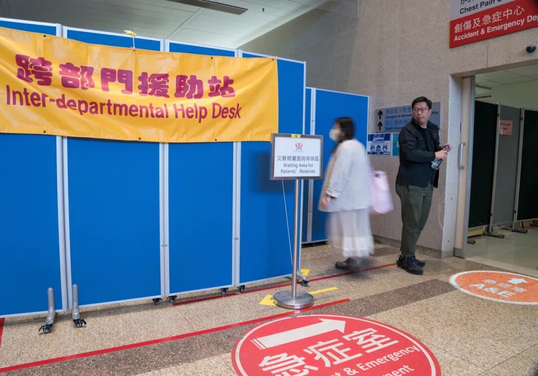 11月27日,香港大埔宏福苑火災發生后,香港特區政府在救治醫院之一的威爾斯親王醫院設“跨部門救助站”,協助市民查詢受災親屬信息等。