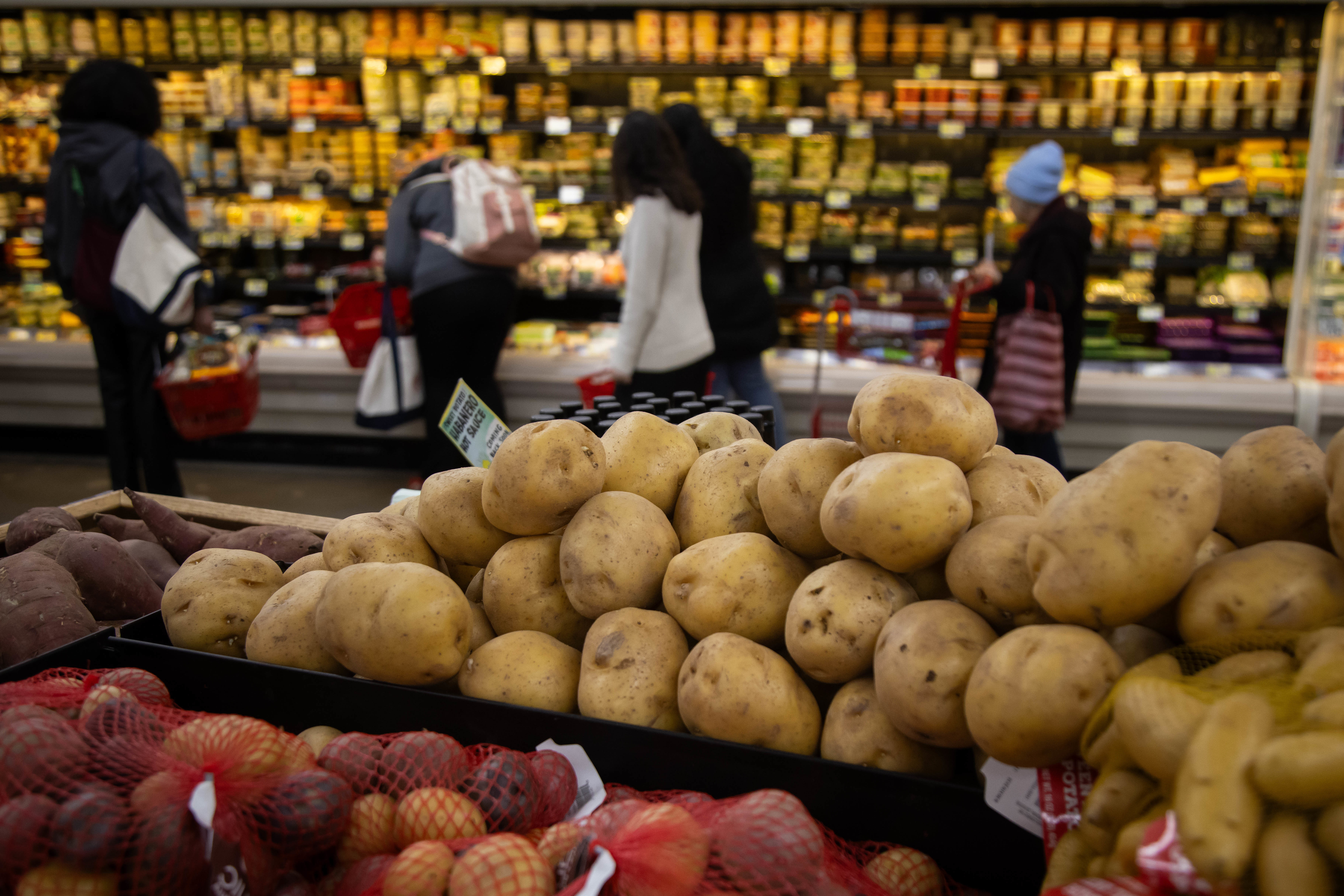 民调：超七成美国人认为特朗普关税措施会带来涨价_凤凰网