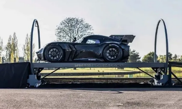 挑战物理极限!你见过能在天花板上行驶的汽车吗